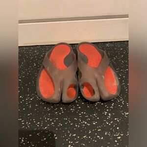 Vivobarefoot men’s split toe flip flop shoes size US 9